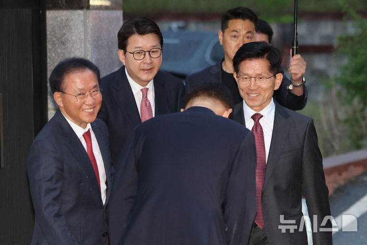 [대구=뉴시스] 권창회 기자 = 김문수 국민의힘 대선 후보가 24일 박근혜 전 대통령을 예방하기 위해 대구 달성군 유가읍 사저 앞에서 유영하 의원과 인사하고 있다. 2025.05.24. kch0523@newsis.com