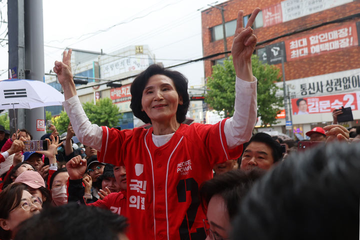 [대구=뉴시스] 권창회 기자 = 김문수 국민의힘 대선 후보 배우자 설난영 여사가 24일 경북 포항 죽도시장을 방문해 지지자들에게 인사하고 있다. (사진=국민의힘 제공) 2025.05.24. photo@newsis.com *재판매 및 DB 금지