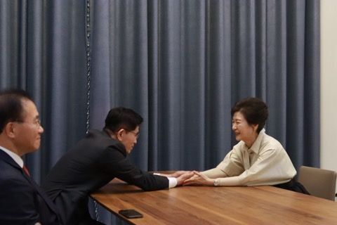 [대구=뉴시스] 권창회 기자 = 김문수 국민의힘 대선 후보가 지난 24일 대구 달성읍 박근혜 전 대통령 사저에서 박 전 대통령을 예방하고 있다. (사진=국민의힘 제공) 2025.05.24. photo@newsis.com *재판매 및 DB 금지