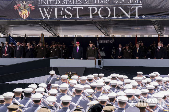 [웨스트포인트=AP/뉴시스]도널드 트럼프 미국 대통령이 24일(현지 시간) 미국 육군사관학교(웨스트포인트) 졸업식에서 연설하고 있다. 2025.05.25.