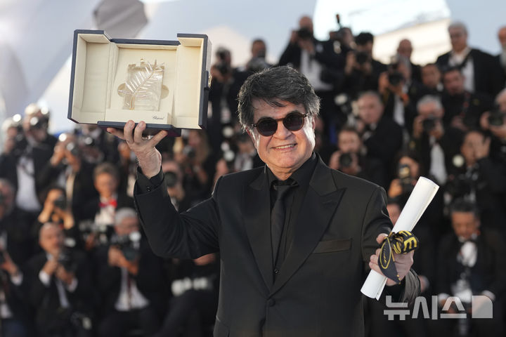 [칸=AP/뉴시스] 이란 반체제 거장 자파르 파나히 영화감독이 지난 24일(현지 시간) 프랑스 칸에서 열린 제78회 국제영화제에서 황금종려상 수상 후 포즈를 취하고 있다. 이란은 프랑스 외무장관이 파나히 감독의 황금종려상 수상 관련 자국에 모욕적인 발언을 했다며 항의했다. 2025.05.26.