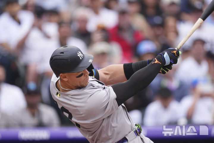 [덴버=AP/뉴시스] 뉴욕 양키스의 애런 저지가 지난 25일(한국 시간) 미국 콜로라도주 덴버의 쿠어스필드에서 벌어진 2025 메이저리그(MLB) 콜로라도 로키스와의 경기에서 1회초 솔로 홈런을 때려내고 있다. 2025.05.25