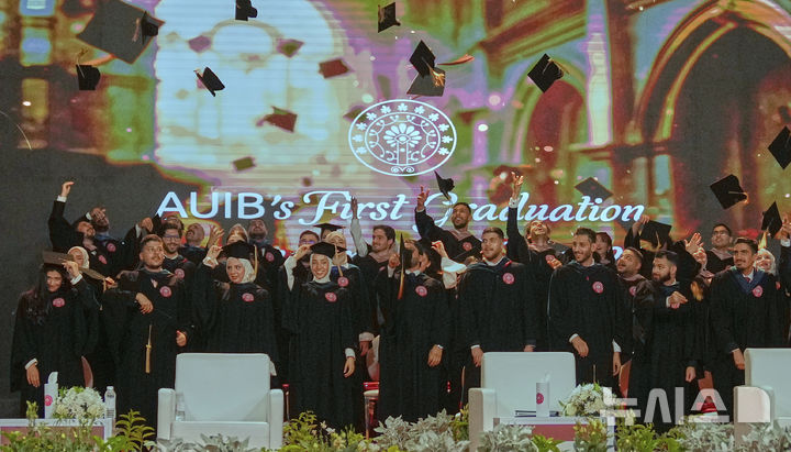 [바그다드=AP/뉴시스]바그다드 아메리컨대학교의 첫 졸업생들이 5월 24일의 첫 졸업식에서 학사모를 공중으로 던져 올리고 있다. 2025. 05. 25. )