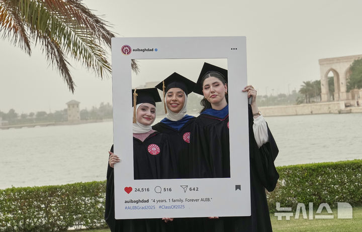 [바그다드=AP/뉴시스]바그다드 아메리컨대학교 첫 졸업식에서 졸업생들이 사담 후세인의 옛 궁전인 인공섬의 캠퍼스를 배경으로 5월 24일 기념 촬영을 하고 있다. 2025. 05. 25. 4, 2025. 