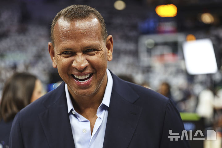 [미니애폴리스=AP/뉴시스] 미국프로농구(NBA) 미네소타 팀버울브스 구단주가 된 알렉스 로드리게스. 2025.05.25