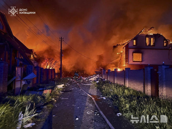 [키이우=AP/뉴시스]우크라이나 응급서비스가 제공한 사진에 25일(현지 시간) 키이우에서 러시아의 공습으로 화재가 발생해 소방관들이 진화하고 있는 모습이 담겼다. 2025.05.26.