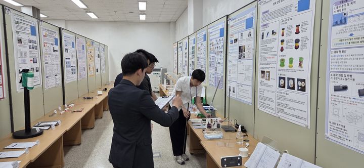 [진주=뉴시스]경남과학교육원은 24일 지하 1층 과학행사전시실에서 초·중·고등학생을 대상으로 제46회 경남학생과학발명품경진대회를 개최했다.(사진=경남과학교육원 제공).2025.05.25.photo@newsis.com *재판매 및 DB 금지
