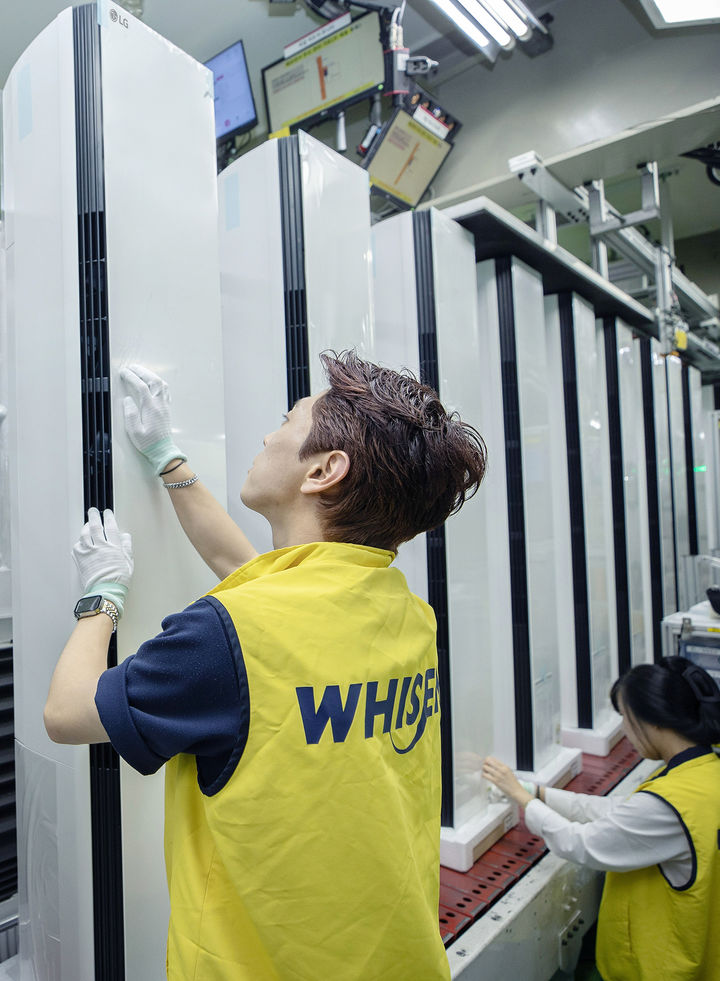 [서울=뉴시스] 평년을 웃도는 덥고 습한 날씨 영향으로 LG 휘센 스탠드 에어컨의 1~4월 누적 판매량이 전년 동기 대비 45% 증가했다. 사진은 LG전자 직원들이 경남 창원의 LG전자 에어컨 생산라인에서 스탠드 에어컨을 생산하고 있는 모습.(사진제공=LG전자). 2025.05.25. photo@newsis.com *재판매 및 DB 금지