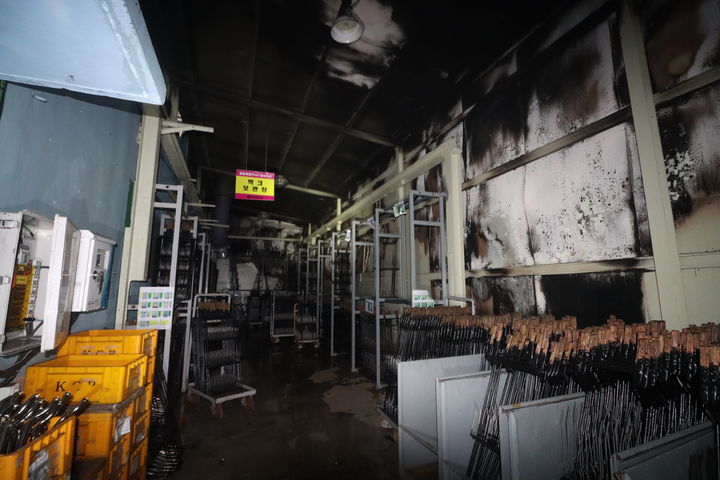 [대구=뉴시스] 24일 오후 11시39분께 대구 달서구 갈산동 한 도금 공장에서 화재가 발생했다. (사진=대구강서소방서 제공) 2025.05.25. photo@newsis.com *재판매 및 DB 금지