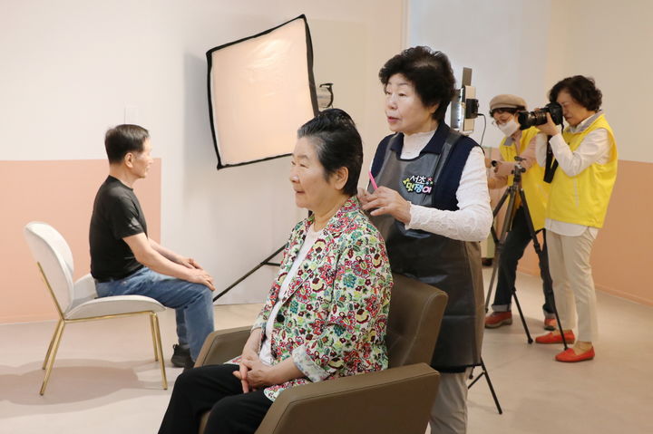 [서울=뉴시스] 시니어 모델 커트 사진. 2025.05.25. (사진=서초구 제공) *재판매 및 DB 금지