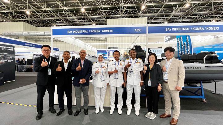 [서울=뉴시스] 한국해양교통안전공단(KOMSA, 이사장 김준석)은 지난 20일부터 나흘간 말레이시아 랑카위에서 열린 ‘제17회 국제 해양·항공 전시회(LIMA ‘25)'에 참석해 국내 선박 전문 제조 기업 ‘배이산업㈜’의 전시 선박 1척을 포함한 고밀도 폴리에틸렌(HDPE) 선박 총 4척에 대한 수출 계약 체결을 지원했다고 25일 밝혔다. 사진은 말레이시아 해군관계자들과 기념촬영 모습. 2025.05.25. (사진=한국해양교통안전공단 제공) photo@newsis.com *재판매 및 DB 금지