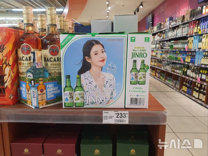 [마닐라=뉴시스] 변해정 기자 = 아시아 3위 규모의 복합 쇼핑몰인 '몰 오브 아시아'(Mall of Asia) 내 소매 점포인 '하이퍼 마켓'(hyper market) 메인 매대에 진열된 하이트진로 소주 제품. (사진= 뉴시스 DB) photo@newsis.com