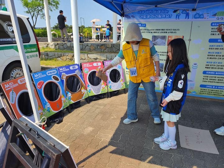 [인천=뉴시스] 유소년 축구대회 참가자가 올바른 분리배출 스트라이커에 참가하고 있다. (사진=인천환경공단 제공) 2025.05.25. photo@newsis.com&nbsp;&nbsp;&nbsp; *재판매 및 DB 금지