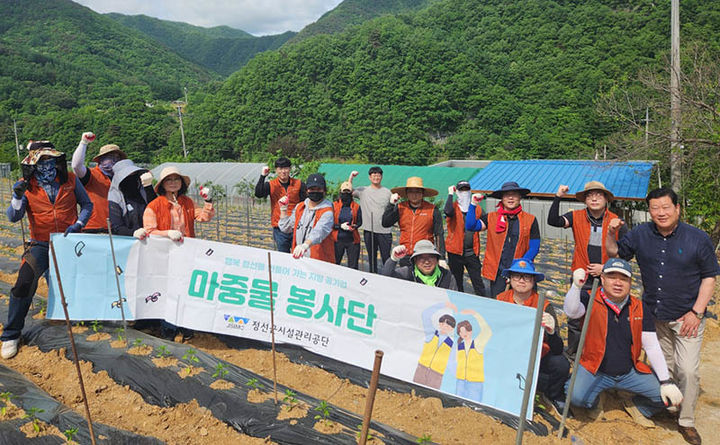 정선군시설관리공단 소속 ‘마중물봉사단’은 지난 23일 정선읍 일원 농가를 찾아, 고추 지주대 세우기와 밭 정리 등 농촌 일손돕기 활동을 전개하고 있다.(사진=정선군 제공) *재판매 및 DB 금지