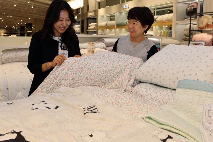 [대구=뉴시스] 롯데백화점 대구점은 본격적인 무더위를 앞두고 8층 홈패션 매장에서 다양한 냉감 소재 여름 침구류를 선보인다. (사진 = 롯데백화점 제공) 2025.05.25. photo@newsis.com *재판매 및 DB 금지