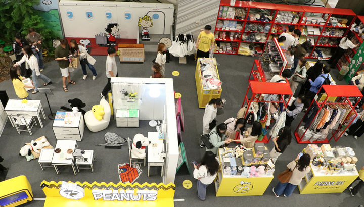 [대구=뉴시스] 대구 신세계백화점은 '피너츠 탄생 75주년' 팝업 스토어를 진행한다. (사진 = 대구 신세계백화점 제공) 2025.05.25. photo@newsis.com *재판매 및 DB 금지
