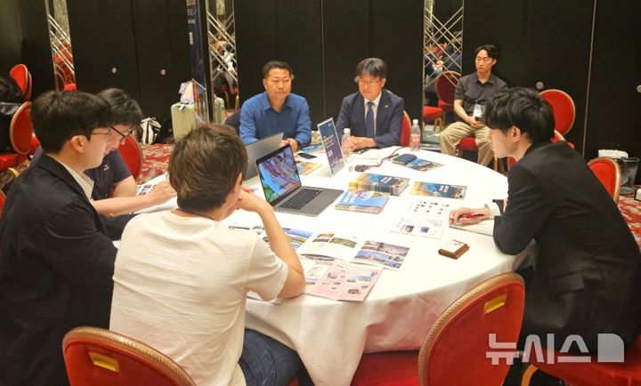 [포항=뉴시스] 송종욱 기자 = 경북 포항시가 지난 22일 일본 도쿄에서 열린 크루즈 포트세일즈에 참가해 일본의 주요 크루즈 선사·여행사를 대상으로 영일만항과 주요 관광지를 홍보하며 크루즈 기항지 유치 활동을 펼쳤다. 사진은 크루즈 선사를 대상으로 영일만항 기항지를 홍보하는 모습. (사진=포항시 제공) 2025.05.25. photo@newsis.com