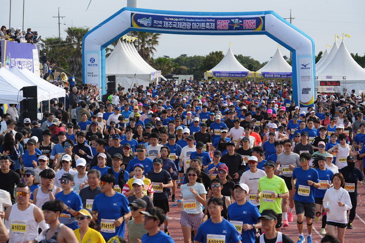 [제주=뉴시스] 25일 오전 제주시 구좌종합운동장에서 열린 '제29회 제주국제관광마라톤 축제' 참가자들이 출발하고 있다. (사진=제주도관광협회 제공) 2025.05.25. photo@newsis.com *재판매 및 DB 금지