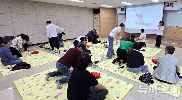 [포항=뉴시스] 송종욱 기자 = 경북 포항시가 비지정 해수욕장에 안전 관리 요원을 배치·운영하고 심폐소생술과 해파리 쏘임 예방 등의 교육으로 여름철 물놀이 안전 관리를 강화했다. 사진은 지난 23일 비지정 해수욕장 안전 관리 요원을 대상으로 심폐소생술 교육 모습. (사진=포항시 제공) 2025.05.25. photo@newsis.com