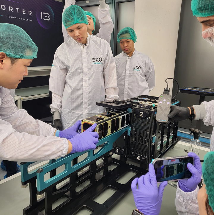 [진주=뉴시스] 진주시, ‘진주샛-1B' 독일 엑소런치 최종점검 모습.(사진=진주시 제공).2025.05.25.photo@newsis.com *재판매 및 DB 금지