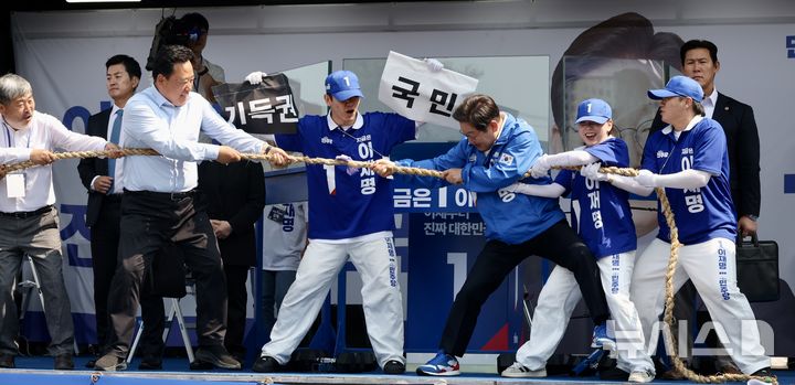 [당진=뉴시스] 조성봉 기자 = 이재명 더불어민주당 대선 후보가 25일 충남 당진시 당진전통시장 입구에서 열린 유세에서 참석자들과 ‘국민 vs 기득권 줄다리기’ 퍼포먼스를 하고 있다.2025.05.25.suncho21@newsis.com