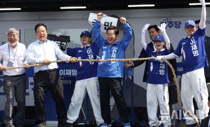 [당진=뉴시스] 조성봉 기자 = 이재명 더불어민주당 대선 후보가 25일 충남 당진시 당진전통시장 입구에서 열린 유세에서 참석자들과 ‘국민 vs 기득권 줄다리기’ 퍼포먼스를 하고 있다.2025.05.25.suncho21@newsis.com