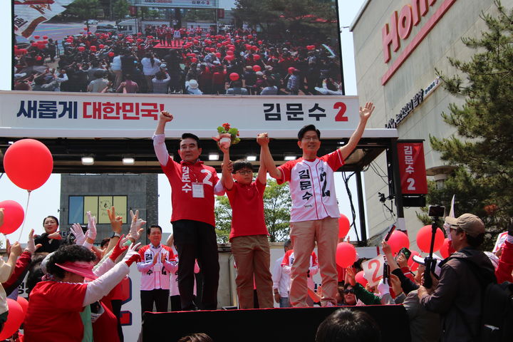[논산=뉴시스]김문수 국민의힘 대전 후보가 25일 홈플러스 논산점 앞에서 유세를 갖고 있다. 2025. 05. 25. photo@newsis.com *재판매 및 DB 금지