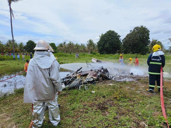 [서울=뉴시스] 25일(현지 시간) 방콕포스트 등에 따르면 전날 오후 1시께 태국 방콕 남쪽 쁘라쭈압키리칸주 무앙 지역에서 경찰 헬기가 추락했다. (사진=태국 소방당국 페이스북 갈무리) 2025.05.25. *재판매 및 DB 금지