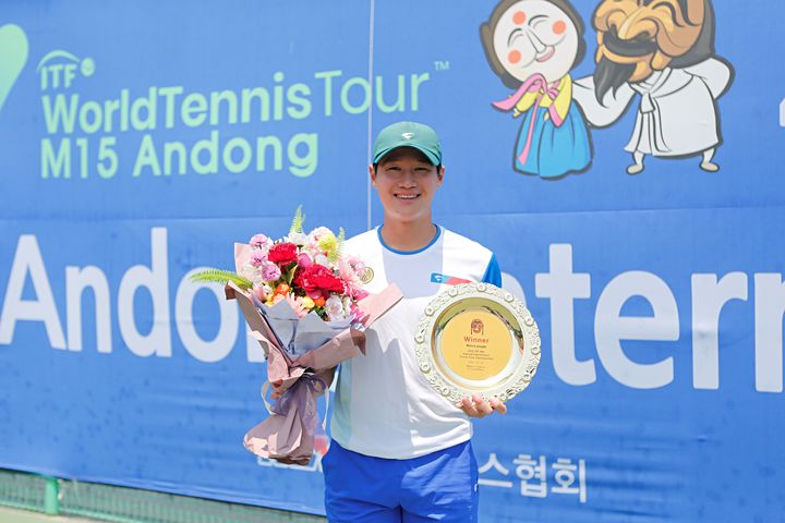 [서울=뉴시스] 국제테니스연맹(ITF) 안동 국제남자대회 단식에서 우승한 권순우. (사진 = 대한테니스협회 제공) *재판매 및 DB 금지