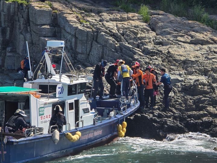 [부산=뉴시스] 25일 오후 2시29분께 부산 사하구 다대 화손대 바위 등산로에서 줄을 잡고 내려오던 A(70대)씨가 약 5m 아래로 추락했다. A씨는 머리와 허리 등을 다쳤으며, 현재 생명에는 지장이 없는 것으로 전해졌다. (사진=부산해양경찰서 제공) 2025.05.25. photo@newsis.com *재판매 및 DB 금지