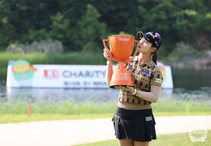 [서울=뉴시스]박현경, KLPGA E1 채리티 오픈 우승. (사진=KLPGA 투어 제공)