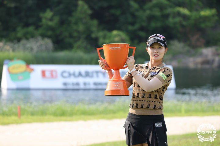 [서울=뉴시스]박현경, KLPGA E1 채리티 오픈 우승. (사진=KLPGA 투어 제공)