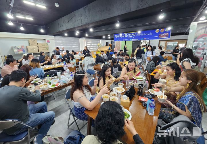 [창원=뉴시스]25일 낮 경남이주민센터 식당에서 경남태국교민회 주관 'STX와 함께하는 외국인주민 자국음식잔치'가 열리고 있다.(사진=경남이주민센터 제공) 2025.05.25. photo@newsis.com