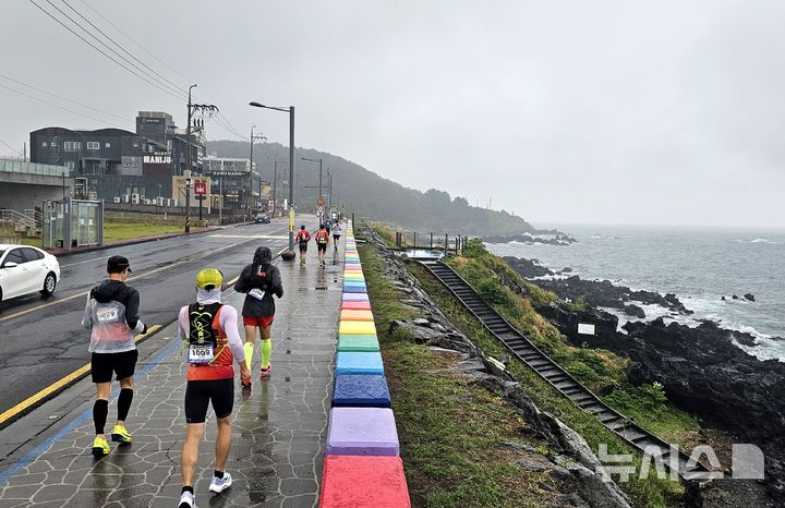 [제주=뉴시스] 임재영 기자 = 제주국제울트라마라톤대회 참가 선수들이 24일 오전 제주시 해안도로를 지나고 있다. 이들은 50㎞, 100㎞, 200㎞ 등 3개 종목에서 자신의 한계에 도전하는 경기를 펼친다. 2025.05.26. ijy788@newsis.com