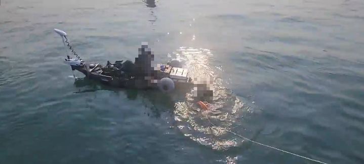 [태안=뉴시스] 25일 오전 7시36분께 충남 태안군 근흥면 가의도 동쪽 1㎞ 떨어진 바다에서 카약 타다 바다에 빠진 A(30대)씨가 해경에 의해 구조되고 있다. (사진=태안해양경찰서 제공) 2025.05.25. photo@newsis.com *재판매 및 DB 금지