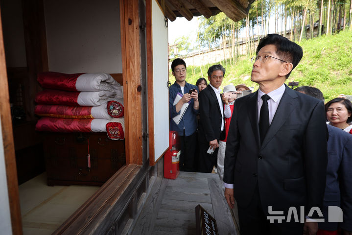 [옥천=뉴시스] 권창회 기자 = 김문수 국민의힘 대선 후보가 25일 오전 충북 옥천군 고(故) 육영수 여사 생가를 방문해 내부를 둘러보고 있다. 2025.05.25. kch0523@newsis.com