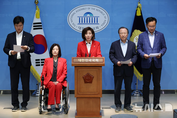 [서울=뉴시스] 고승민 기자 = 국민의힘 나경원, 유상범, 우재준, 최보윤 의원이 25일 서울 여의도 국회 소통관에서 현안 기자회견을 하고 있다. 2025.05.25. kkssmm99@newsis.com