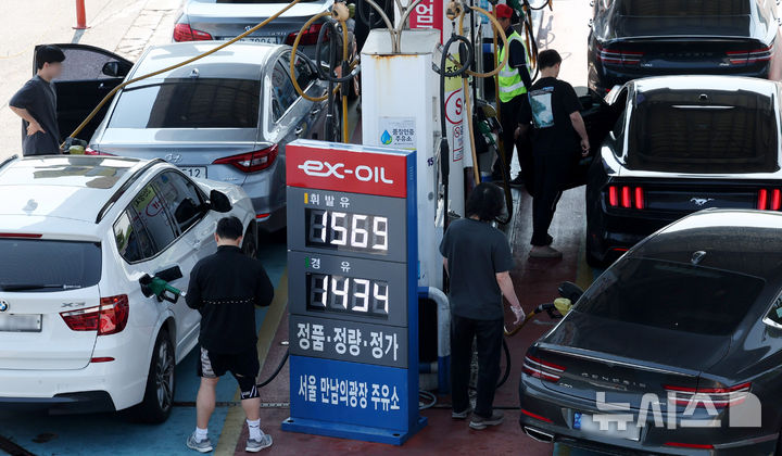 [서울=뉴시스] 추상철 기자 = 지난 25일 오전 서울 서초구 경부고속도로 부산방향 만남의 광장 주유소에서 시민이 기름을 넣고 있다. 2025.05.25. scchoo@newsis.com