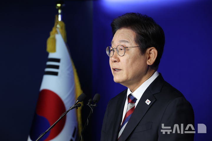 [서울=뉴시스] 고승민 기자 = 이재명 더불어민주당 대선 후보가 25일 서울 여의도 당사에서 기자간담회를 하고 있다. 2025.05.25. kkssmm99@newsis.com