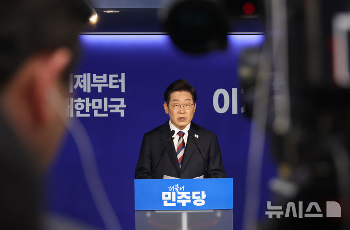 [서울=뉴시스] 고승민 기자 = 이재명 더불어민주당 대선 후보가 25일 서울 여의도 당사에서 기자간담회를 하고 있다. 2025.05.25. kkssmm99@newsis.com