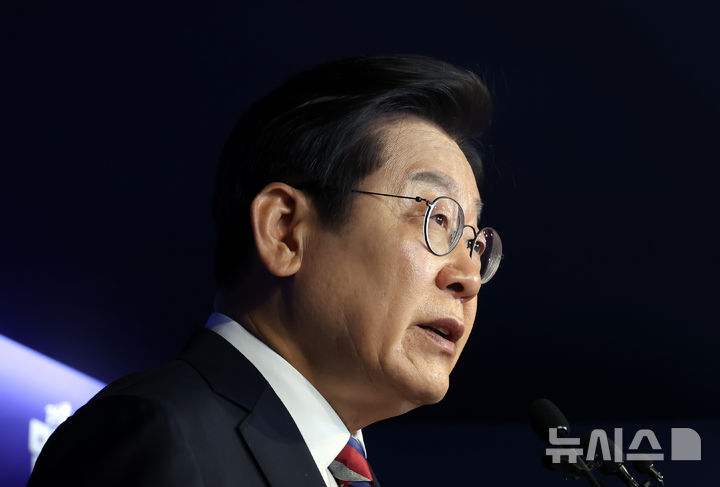 [서울=뉴시스] 고승민 기자 = 이재명 더불어민주당 대선 후보가 25일 서울 여의도 당사에서 기자간담회를 하고 있다. 2025.05.25. kkssmm99@newsis.com
