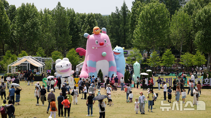 [서울=뉴시스] 홍효식 기자 = 25일 서울 동작구 보라매공원에서 열린 2025 서울국제정원박람회를 찾은 시민들이 정원을 만끽하고 있다. 2025.05.25. yesphoto@newsis.com