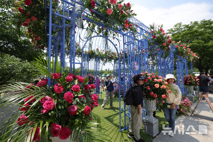 [서울=뉴시스] 홍효식 기자 = 25일 서울 동작구 보라매공원에서 열린 2025 서울국제정원박람회를 찾은 시민들이 정원을 만끽하고 있다. 2025.05.25. yesphoto@newsis.com