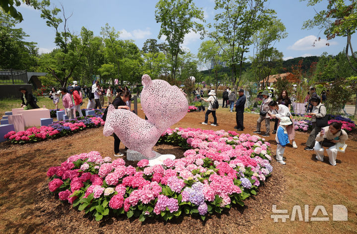 [서울=뉴시스] 홍효식 기자 = 25일 서울 동작구 보라매공원에서 열린 2025 서울국제정원박람회를 찾은 시민들이 정원을 만끽하고 있다. 2025.05.25. yesphoto@newsis.com