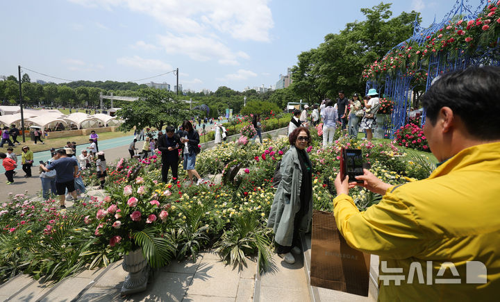 [서울=뉴시스] 홍효식 기자 = 25일 서울 동작구 보라매공원에서 열린 2025 서울국제정원박람회를 찾은 시민들이 정원을 만끽하고 있다. 2025.05.25. yesphoto@newsis.com