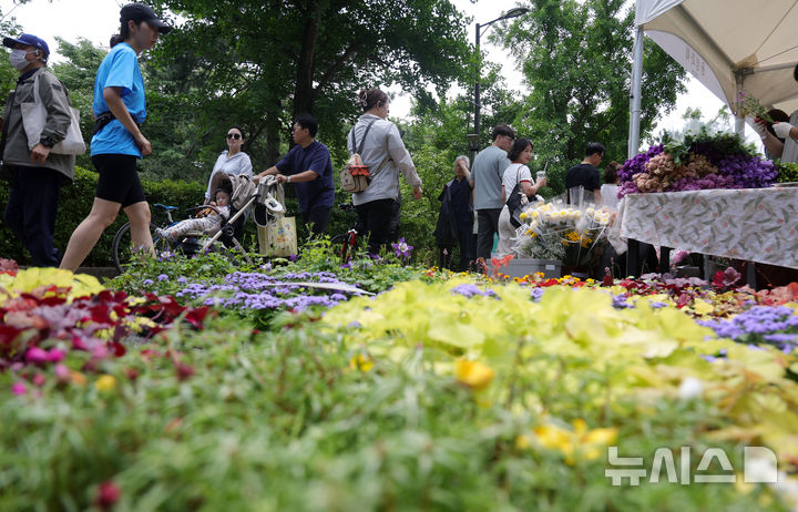 [서울=뉴시스] 홍효식 기자 = 25일 서울 동작구 보라매공원에서 열린 2025 서울국제정원박람회를 찾은 시민들이 정원을 만끽하고 있다. 2025.05.25. yesphoto@newsis.com