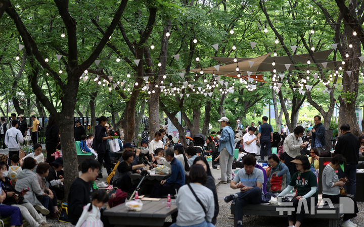 [서울=뉴시스] 홍효식 기자 = 25일 서울 동작구 보라매공원에서 열린 2025 서울국제정원박람회를 찾은 시민들이 정원을 만끽하고 있다. 2025.05.25. yesphoto@newsis.com
