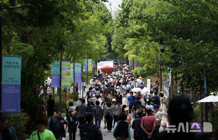 [서울=뉴시스] 홍효식 기자 = 25일 서울 동작구 보라매공원에서 열린 2025 서울국제정원박람회를 찾은 시민들이 정원을 만끽하고 있다. 2025.05.25. yesphoto@newsis.com