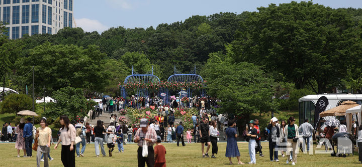 [서울=뉴시스] 홍효식 기자 = 25일 서울 동작구 보라매공원에서 열린 2025 서울국제정원박람회를 찾은 시민들이 정원을 만끽하고 있다. 2025.05.25. yesphoto@newsis.com
