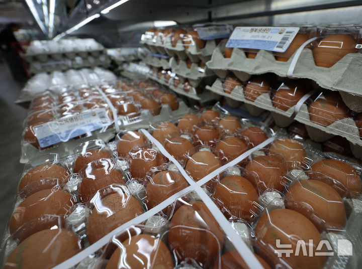 [서울=뉴시스] 조수정 기자 = 25일 서울 시내 한 마트에서 소비자들이 계란을 고르고 있다. 2025.05.25. chocrystal@newsis.com